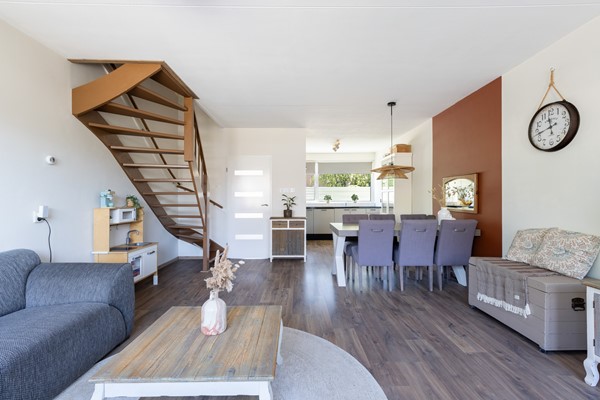 Foto - Te koop: Nette tussenwoning in het gezellige Klundert!